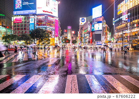 東京都 雨の東京 渋谷スクランブル交差点の写真素材