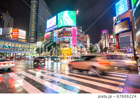 《東京都》雨の東京・渋谷スクランブル交差点 67606224