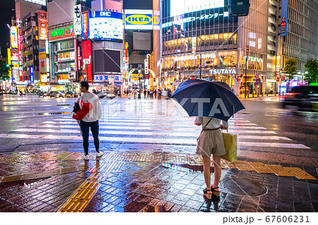 《東京都》雨の東京・渋谷スクランブル交差点 67606231