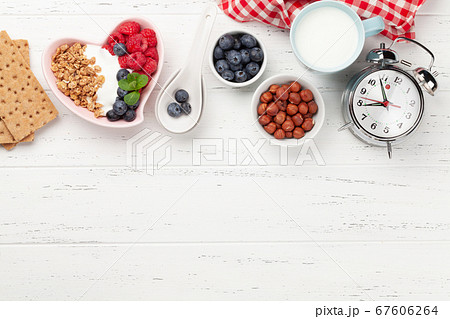 Healthy breakfast with granola, yogurt and berries 67606264