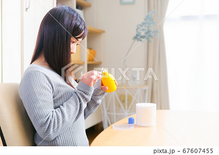 消毒薬　傷薬　女性　コピースペース 67607455