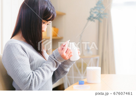 アルコール　エタノール　オキシドール　綿棒　女性 67607461