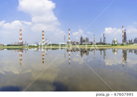 四日市コンビナート 磯津海岸から望む塩浜エリアの工場風景のリフレクション 四日市コンビナート 磯津海岸から望む塩浜エリアの工場風景のリフレクション 67607995