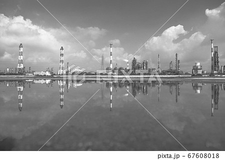 【セピア】四日市コンビナート 磯津海岸から望む塩浜エリアの工場風景のリフレクション 【セピア】四日市コンビナート 磯津海岸から望む塩浜エリアの工場風景のリフレクション 67608018