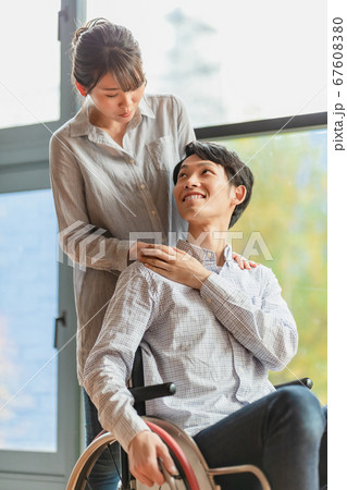 車椅子の男性と女性のカップル  67608380