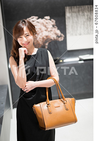 買い物をするセレブな女性 買い物をするセレブな女性 67608834