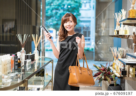 買い物をするセレブな女性 67609197
