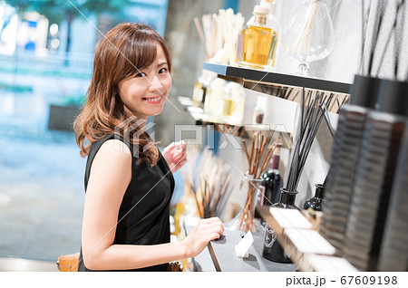 買い物をするセレブな女性 67609198