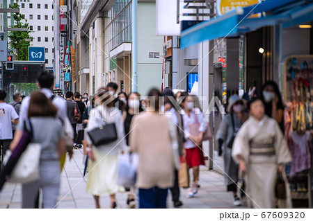 日本の東京都市景観 東京・銀座。新型コロナ（経済へ前のめりで東京の感染者が286人で過去最高） 67609320