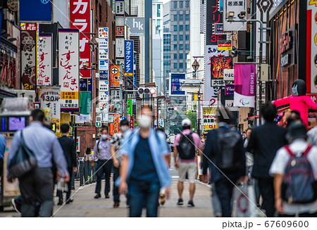 日本の東京都市景観 マスク姿が目立つ新橋の飲み屋街＝7月16日 67609600