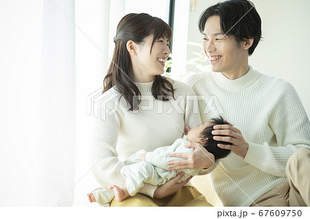 ファミリー　家族　赤ちゃん　育児　散歩 67609750