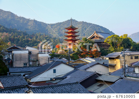 広島県 秋 廿日市市 厳島神社 五重塔と千畳閣 広島県 秋 廿日市市 厳島神社 五重塔と千畳閣 67610005