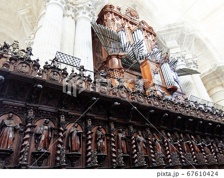 カディス大聖堂のパイプオルガンと聖歌隊席（スペイン）CADIZ 67610424