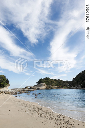 石見銀山搬出港-14-港の先端にある櫛島の穏やかな内海、10月の日本海風景 67610598