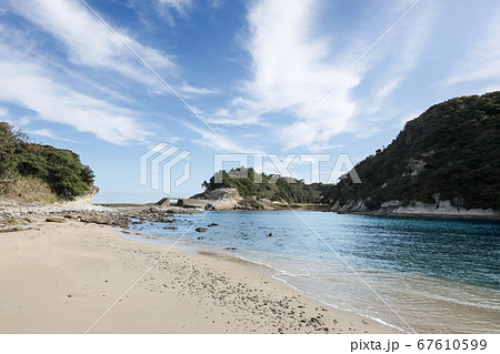 石見銀山搬出港-13-港の先端にある櫛島の穏やかな内海、10月の日本海風景 67610599