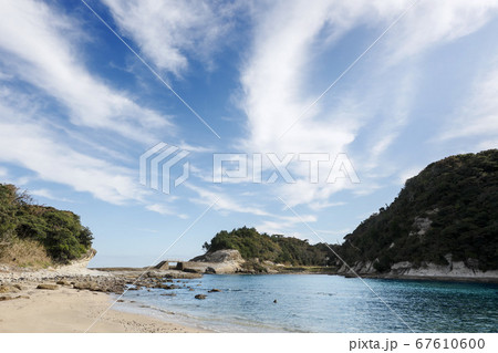 石見銀山搬出港-12-港の先端にある櫛島の穏やかな内海、10月の日本海風景 67610600