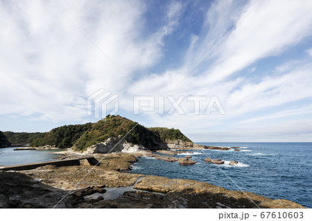 石見銀山搬出港-0-港の先端にある櫛島に打ち寄せる10月の日本海風景 67610603