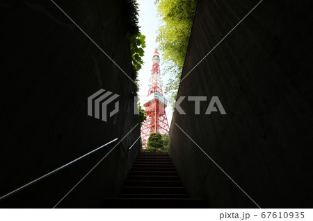 地下駐車場の階段から撮った晴れの日の東京タワー 地下駐車場の階段から撮った晴れの日の東京タワー 67610935