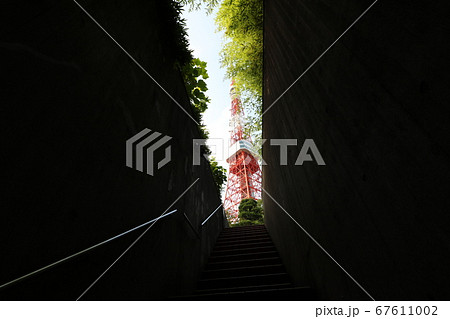 地下駐車場の階段から撮った晴れの日の東京タワーの写真素材