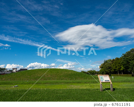 初夏の緑豊かな古墳群　雲の浮かぶ青空の下で 67611191