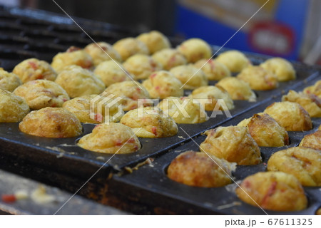 焼かれるたこ焼きくん 67611325