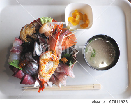 塩湯名物海鮮丼 塩湯名物海鮮丼 67611928