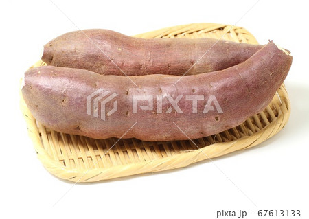 サツマイモのザル盛り二本、秋野菜、白バック 67613133