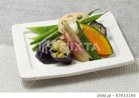 野菜の揚げ浸し白い角皿盛り、夏野菜の揚げ浸し、緑黄色野菜 67613180
