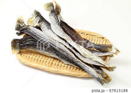 魚の干物、身欠きニシンザル盛り、白バック 魚の干物、身欠きニシンザル盛り、白バック 67613188