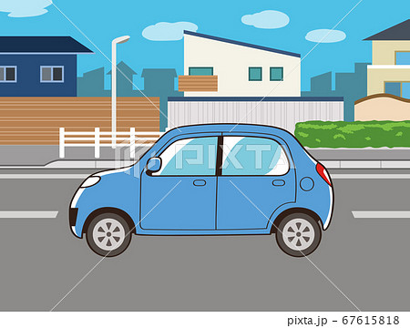 晴れの日に走行する青い自動車 67615818