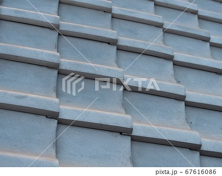 伝統的な日本家屋の瓦屋根 伝統的な日本家屋の瓦屋根 67616086