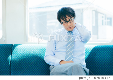 電車に乗る男性 電車に乗る男性 67616317