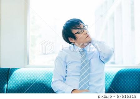 電車に乗る男性 67616318