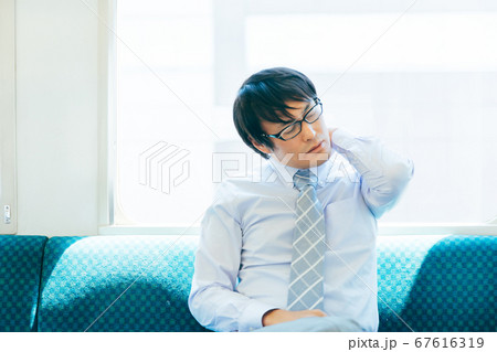 電車に乗る男性 67616319