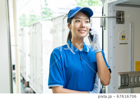 スマホで話すセールスドライバーの女性 スマホで話すセールスドライバーの女性 67616706