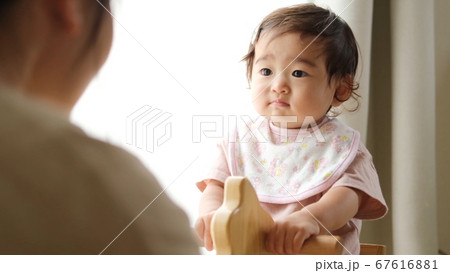赤ちゃんとお母さん 67616881