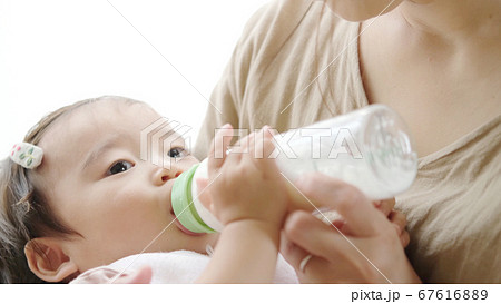 ミルクを飲む赤ちゃん 67616889
