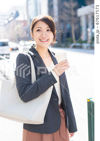 若いビジネスウーマン 67617573