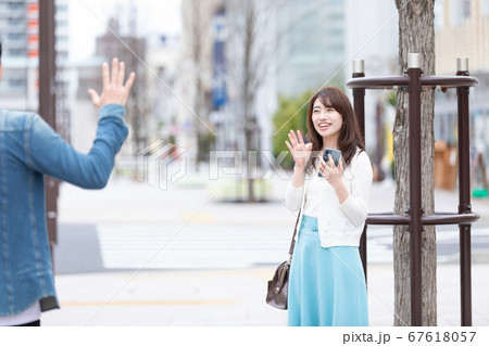 手を振る女性 67618057