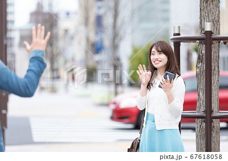 手を振る女性 手を振る女性 67618058