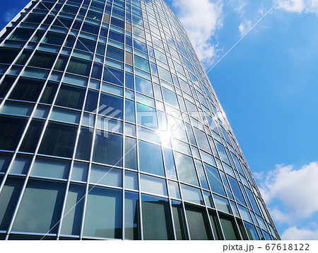 太陽が反射するビルの窓 67618122