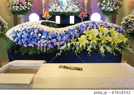 黄色いユリが入った花祭壇 黄色いユリが入った花祭壇 67618542