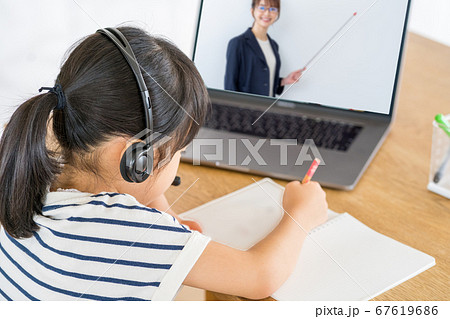 自宅でオンラインセミナーを受ける女の子 自宅でオンラインセミナーを受ける女の子 67619686