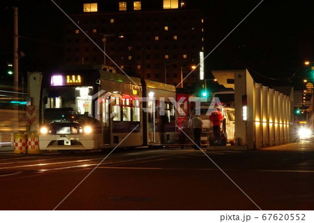 函館市電　函館駅前電停にて　函館港まつりの規制時 67620552