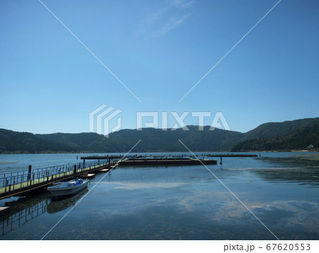 滋賀県長浜市　夏の余呉湖 67620553
