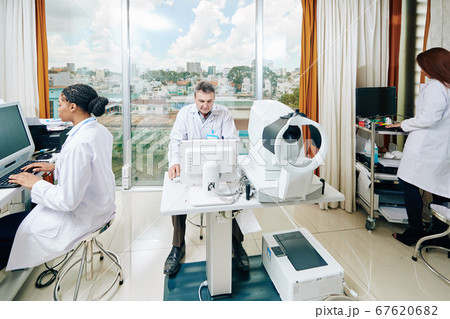 Ophthalmologists working in modern office 67620682