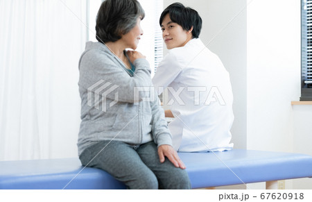 カウンセリングを受けるシニア女性【問診】 67620918