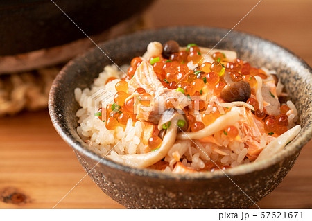 鮭としめじ、いくらの炊き込みご飯 67621671