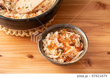鮭としめじ、いくらの炊き込みご飯 67621674