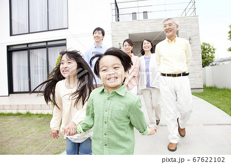 外出する三世代家族 外出する三世代家族 67622102